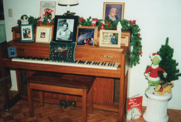 ChristmasPianoGrinch.jpg (24721 bytes)